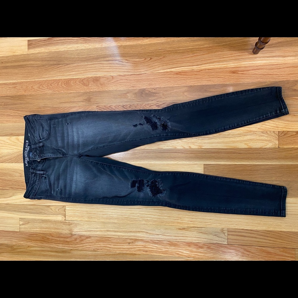 American Eagle black distressed jean/jegging